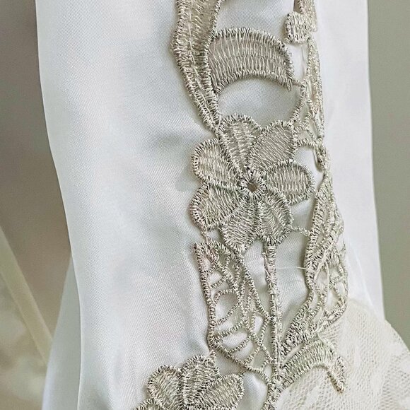 Flora Nikrooz Ivory Satin Robe size 2X long sleeves with lace details - Picture 5 of 8